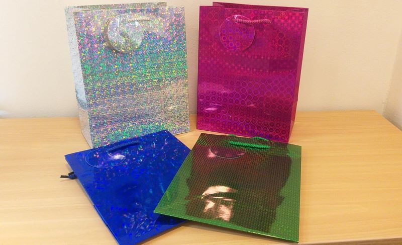 BOLSAS DE REGALO DISEÑOS HOLOGRAMA METALIZADO 23CM X 18CMS -21 - Imagen 1